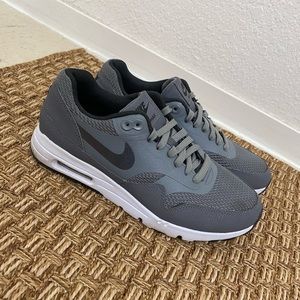 nike air max sneakers size 8.5 womens